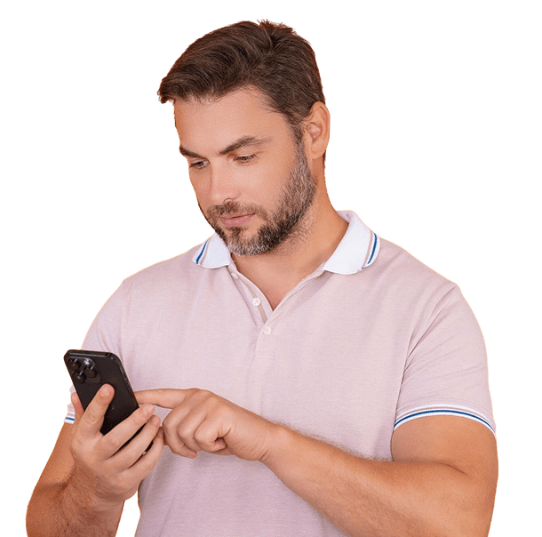 Hombre usando smartphone para transcripción